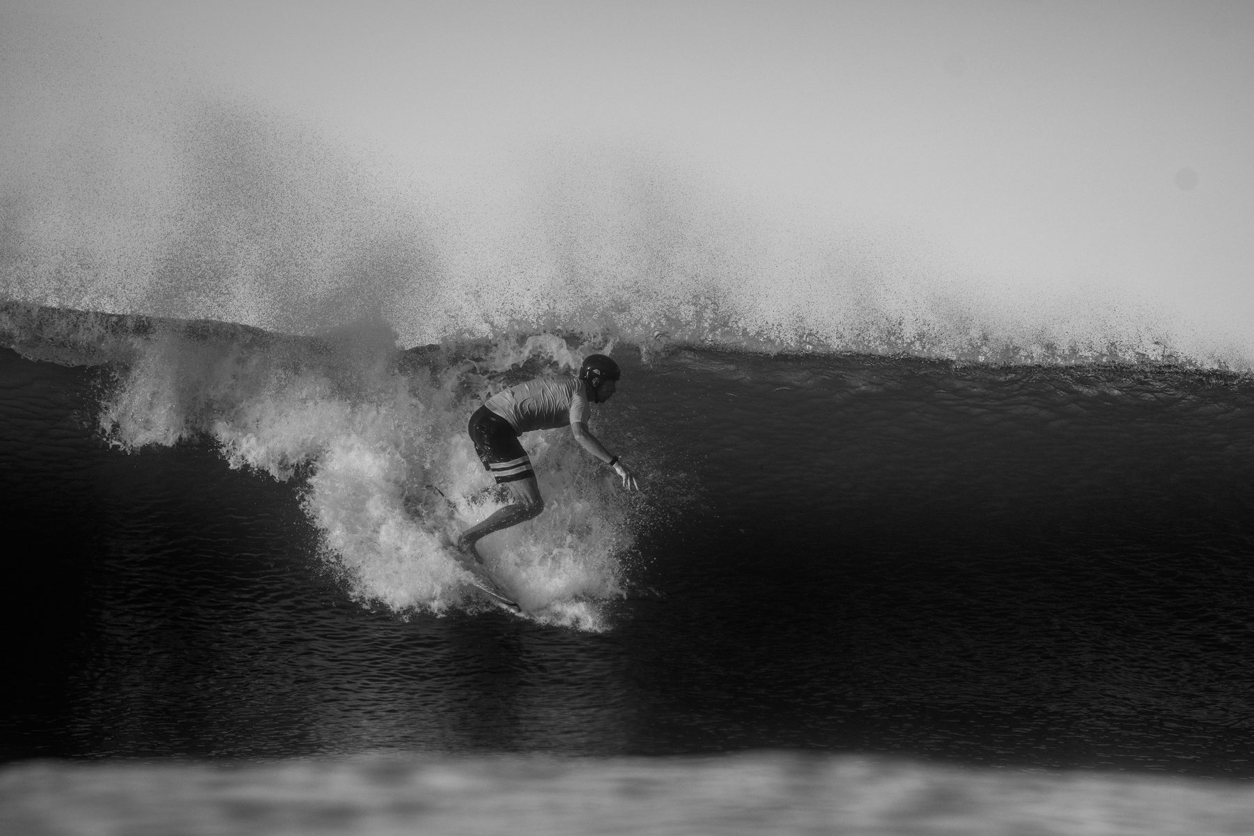 Backside surfing on a peeling wave
